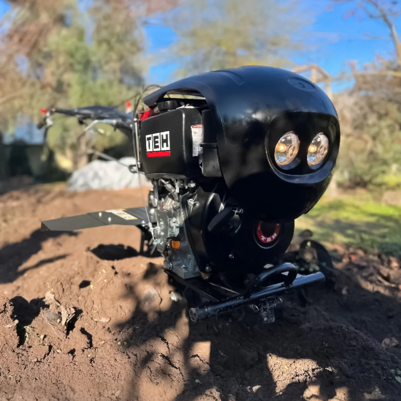 Motocultivador Diésel TEHTOOLS 10 HP – Partida Eléctrica, 3 Marchas, Arado y Cultivador